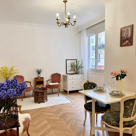 - Near Eiffel Tower * Παρίσι