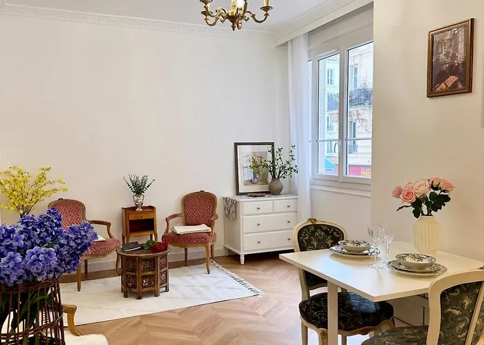 - Near Eiffel Tower * Παρίσι