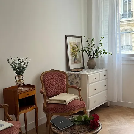 - Near Eiffel Tower Apartment