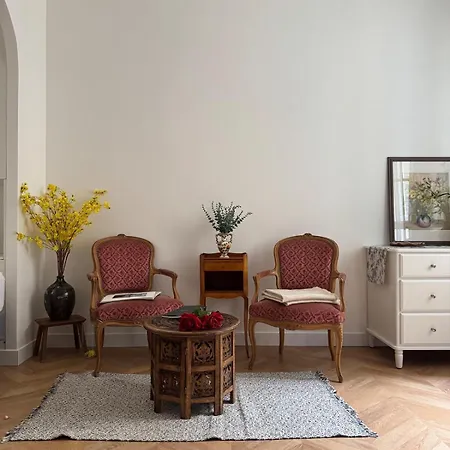 - Near Eiffel Tower Parijs