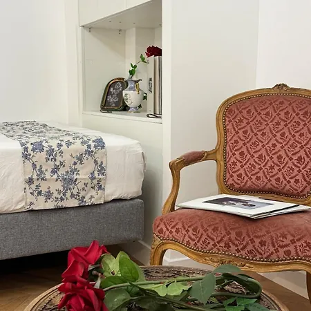 - Near Eiffel Tower Apartment