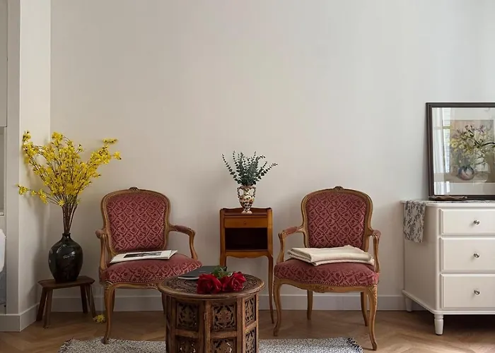 - Near Eiffel Tower Париж