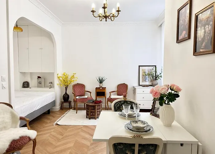 - Near Eiffel Tower Апартаменты Париж